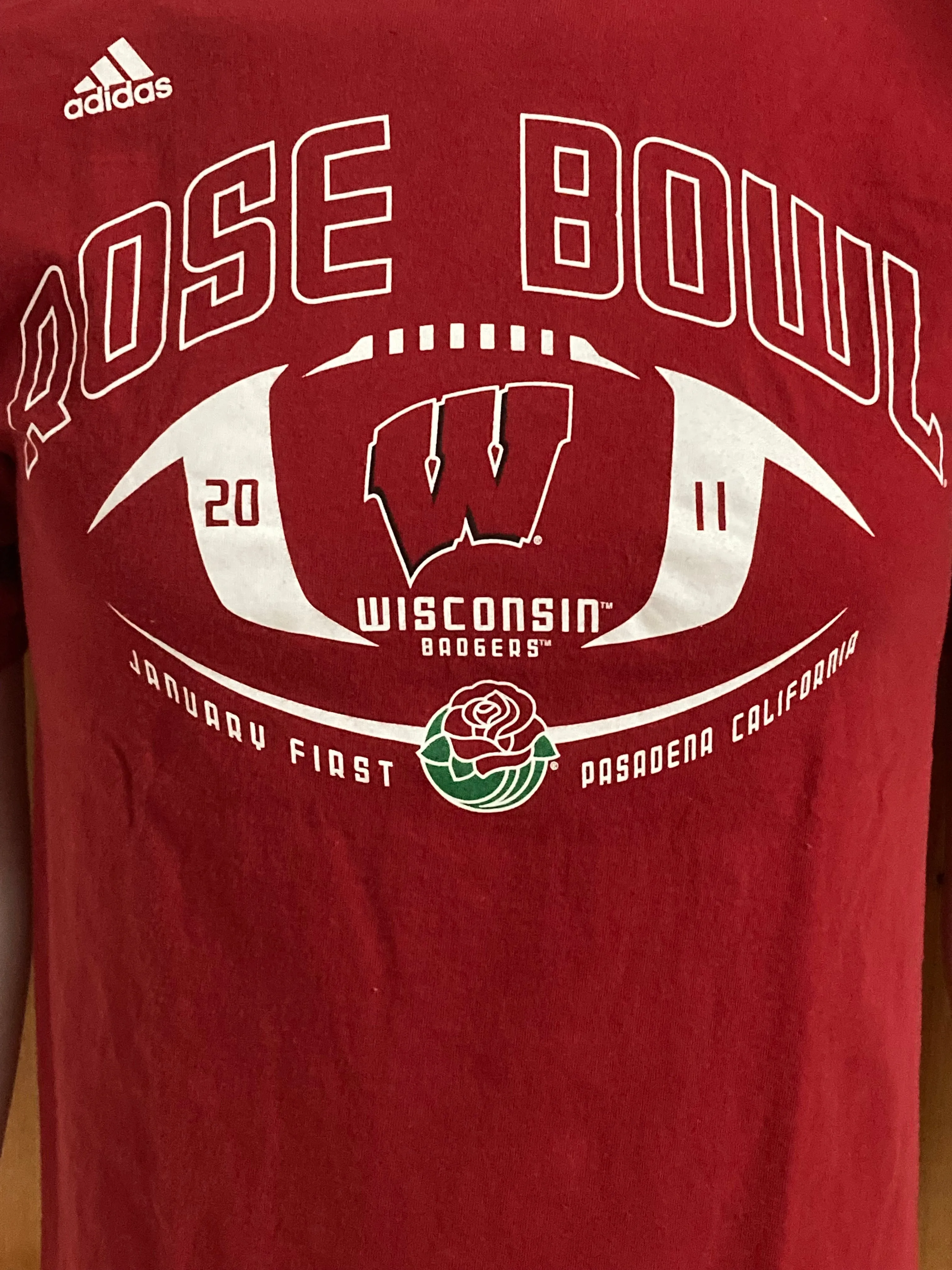 ADIDAS "ROSE BOWL" WISCONSIN BADGERS 2011 FOOTBALL Graphic Print Adult T-Shirt Tee Shirt M MD Medium Red Shirt 2010