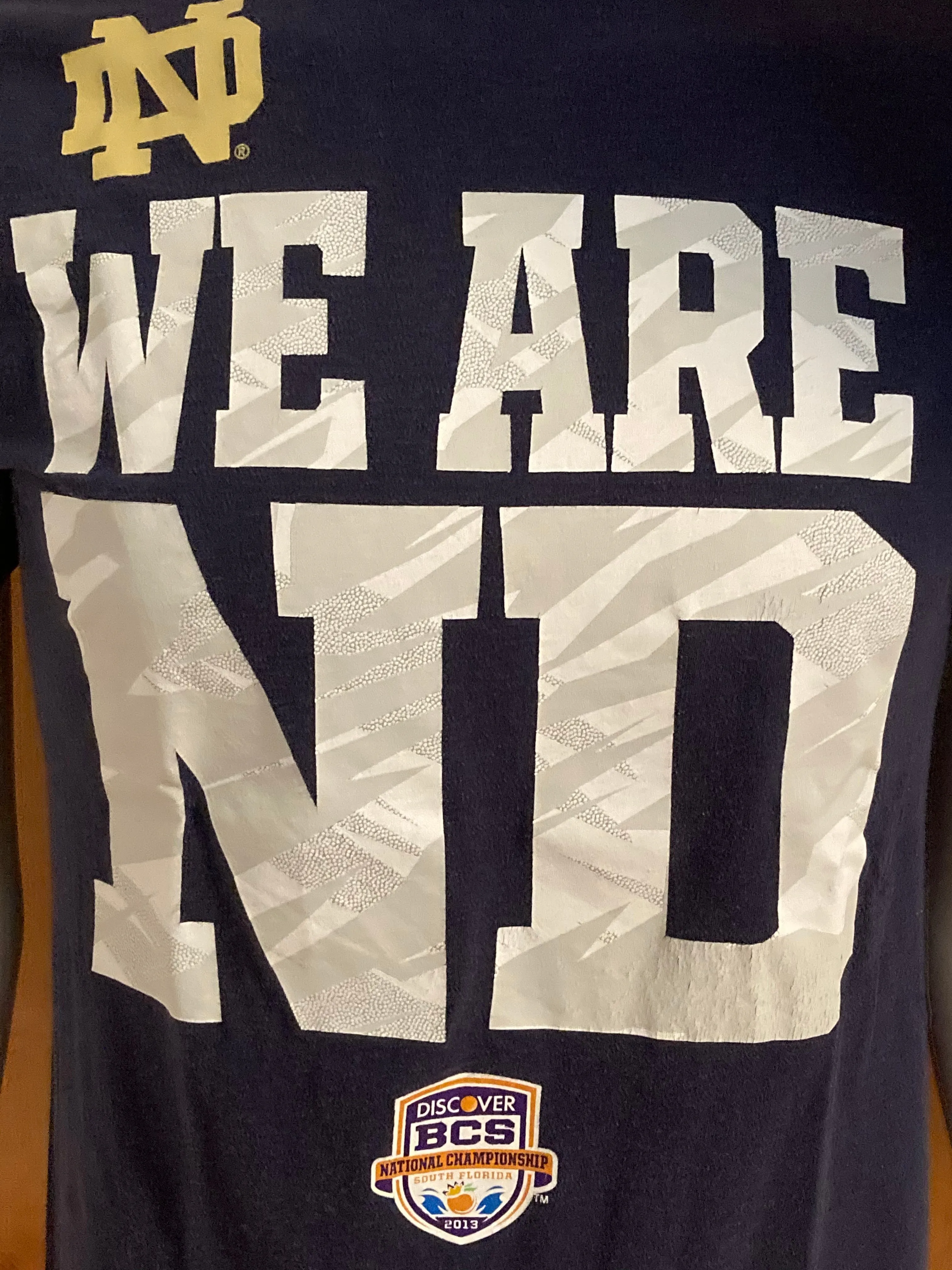 ADIDAS "WE ARE ND DISCOVER BCS 2013 NATIONAL CHAMPIONSHIP" NOTRE DAME FOOTBALL Graphic Print The Go To Tee Adult M Medium MD Blue T-Shirt Tee Shirt